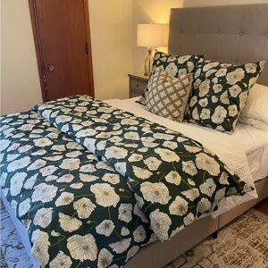 Floral green QUEEN duvet with two euro shams.
